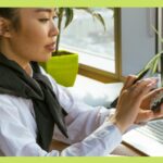 Kobieta trzymająca telefon. Trendy w marketingu dla przedsiębiorców - magdalenazdunk.com