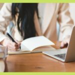 kobieta pisze w notatniku i na laptopie. Artykuł jak napisać post blogowy krok po kroku, magdalenazdunek.com
