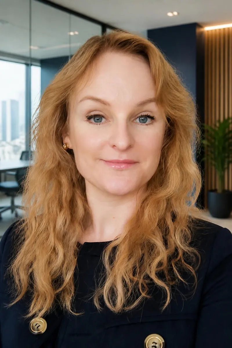 Magdalena Zdunek w granatowym żakiecie